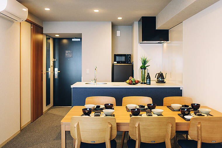 『MIMARU SUITES 京都四条』で京都人になりきって過ごす時間、最新キッチンと老舗道具店の器で未体験ごはん