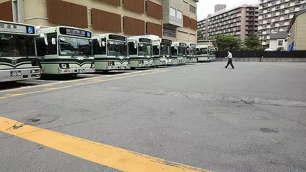 「半世紀前に消えた京都市電、アスファルトから浮き出るループ状の線路」の画像