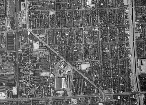 「半世紀前に消えた京都市電、アスファルトから浮き出るループ状の線路」の画像