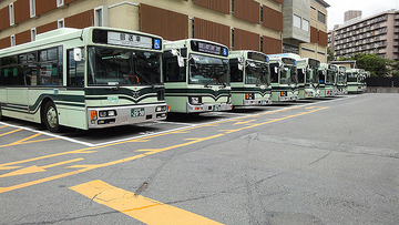 半世紀前に消えた京都市電、アスファルトから浮き出るループ状の線路