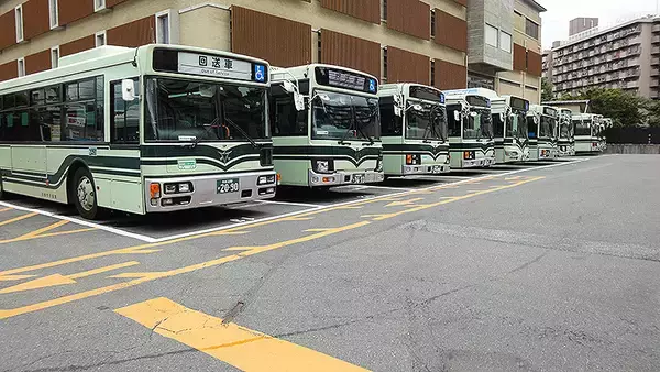 半世紀前に消えた京都市電、アスファルトから浮き出るループ状の線路