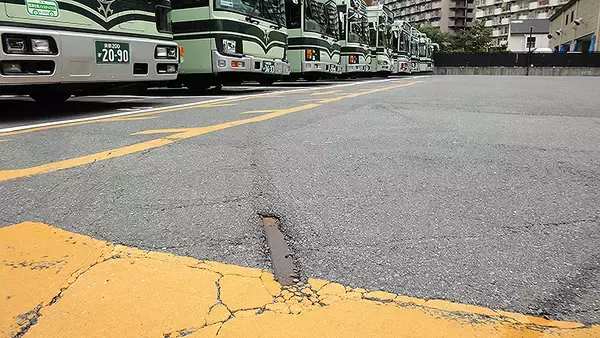 「半世紀前に消えた京都市電、アスファルトから浮き出るループ状の線路」の画像
