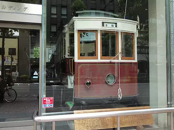 「烏丸通りのビルで眠る京都市電N28」の画像