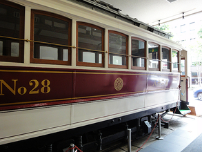 烏丸通りのビルで眠る京都市電N28