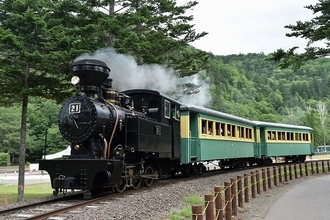 森林鉄道の蒸気機関車「雨宮21号」が大自然を駆け抜ける