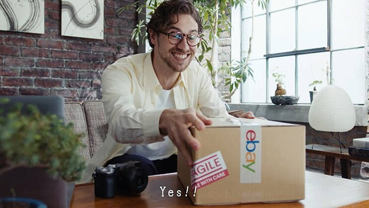 ほんわかする eBay 動画、山手線 横須賀総武線快速 E235系 車内窓上3面に9/5までオンエア中！