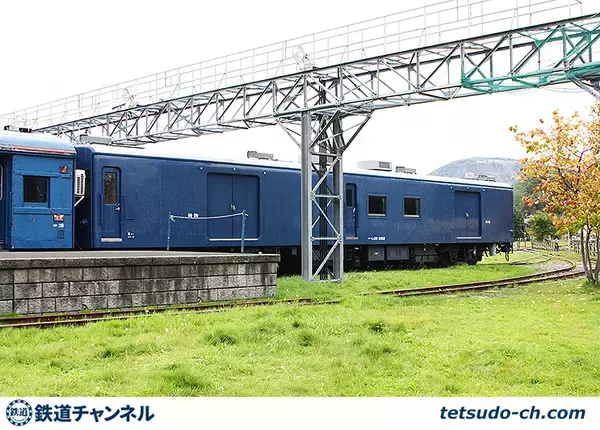 となりの車両に移れる貫通路がない荷物車