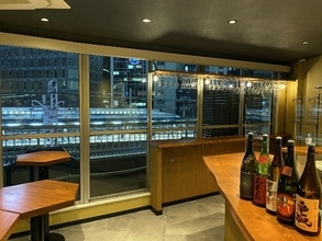 新幹線みながら呑める日本酒バー「純米酒専門YATA新橋店」オープン