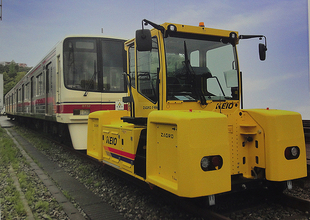 車両基地で働くドイツZAGRO製バッテリー駆動式車両移動機＿鉄道技術展2021