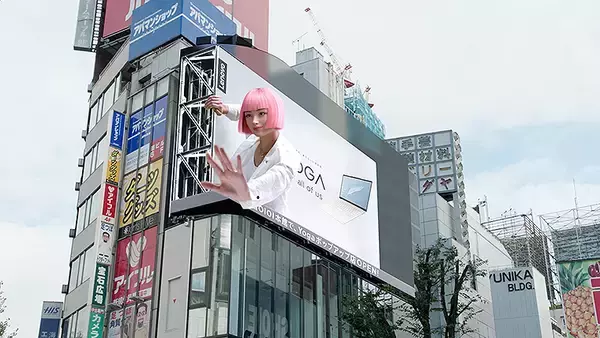 「レノボ・ジャパンPC「Yoga」を手にした imma がクロス新宿ビジョンに大胆出現！しかも3Dで飛び出る！」の画像