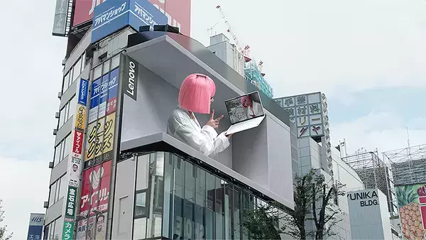 「レノボ・ジャパンPC「Yoga」を手にした imma がクロス新宿ビジョンに大胆出現！しかも3Dで飛び出る！」の画像