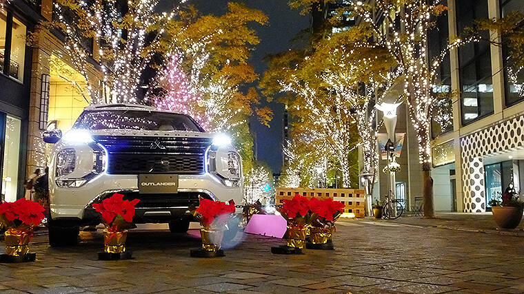 三菱 新型アウトランダーPHEV、東京駅前 丸の内仲通りイルミで12/8まで先行展示！ しかも駆動用バッテリーから給電しクリスマスツリーLED球2000個を点灯中！