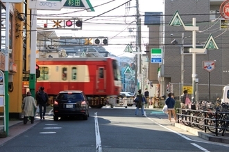 京急線とJR線に微妙な距離がある駅、そのJR駅側で体感した熱々ビーフ＆黄金ビール