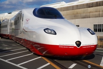 西九州新幹線「かもめ」車両公開　九州らしい鮮やかな紅白の車体　2022年秋登場