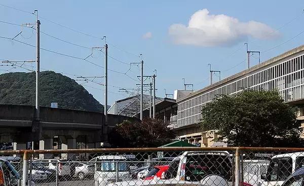 「もう1線つくれるようになってる新下関駅と新幹線100系4両編成」の画像