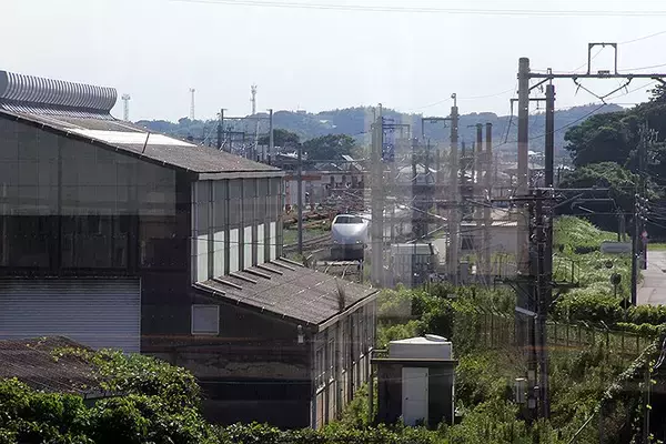 「もう1線つくれるようになってる新下関駅と新幹線100系4両編成」の画像