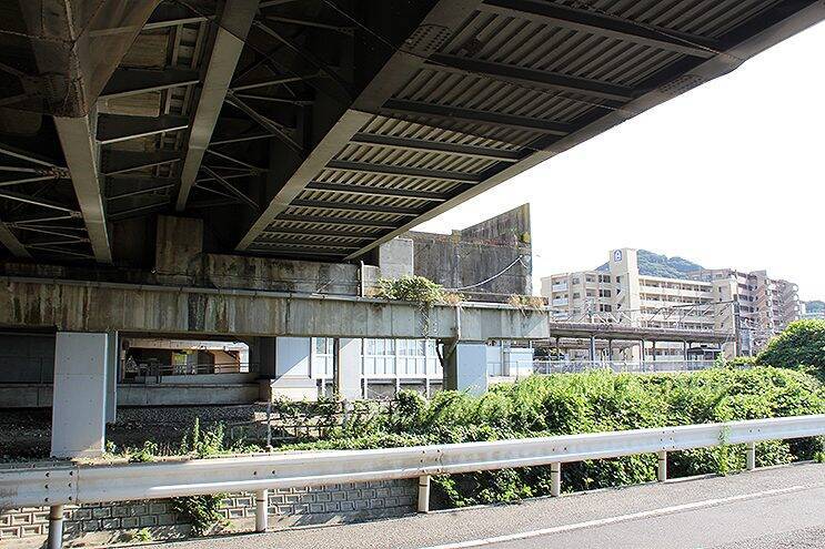 もう1線つくれるようになってる新下関駅と新幹線100系4両編成