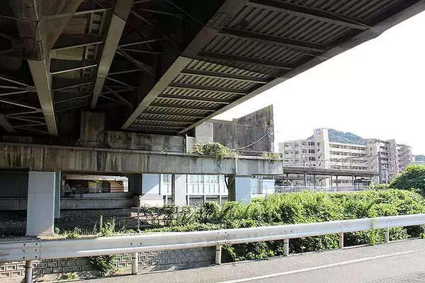 「もう1線つくれるようになってる新下関駅と新幹線100系4両編成」の画像