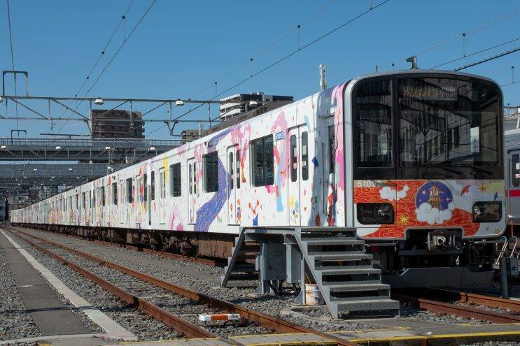 華やかなラッピング車両 池袋 川越アートトレイン がお披露目 19年2月12日 エキサイトニュース