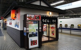 【クイズ】こんなお店がある新幹線の駅は？