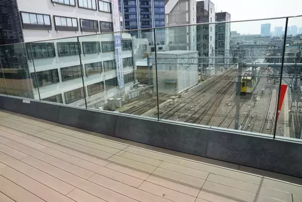 「線路の上を跨ぐビル？！新たな鉄道ビュースポット「ダイヤゲート池袋」が竣工」の画像