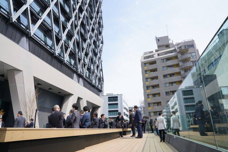 線路の上を跨ぐビル？！新たな鉄道ビュースポット「ダイヤゲート池袋」が竣工