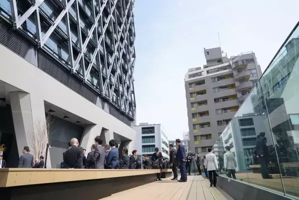 「線路の上を跨ぐビル？！新たな鉄道ビュースポット「ダイヤゲート池袋」が竣工」の画像