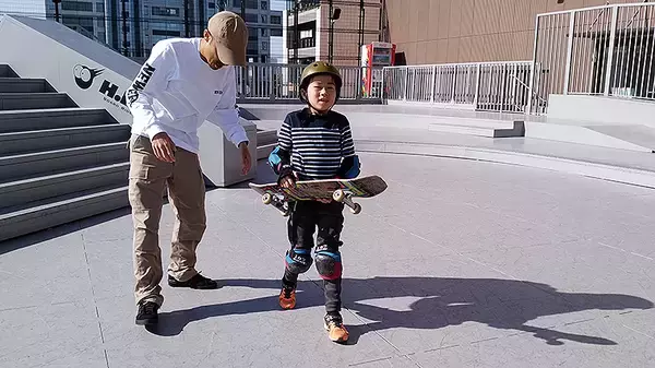 「東京2020オリンピック新種目スケボーを体感！ スケートボーダーへの近道はお台場スケートパーク「H.L.N.A SKYGARDEN」にあった！」の画像