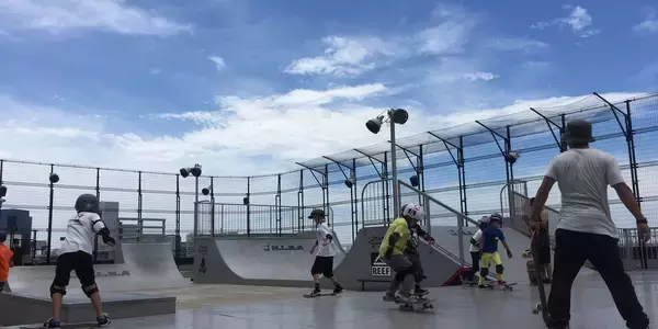 「東京2020オリンピック新種目スケボーを体感！ スケートボーダーへの近道はお台場スケートパーク「H.L.N.A SKYGARDEN」にあった！」の画像