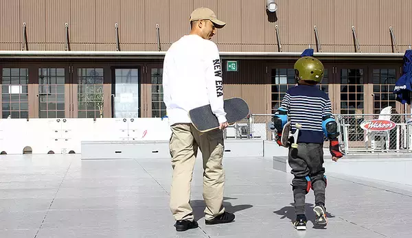 「東京2020オリンピック新種目スケボーを体感！ スケートボーダーへの近道はお台場スケートパーク「H.L.N.A SKYGARDEN」にあった！」の画像