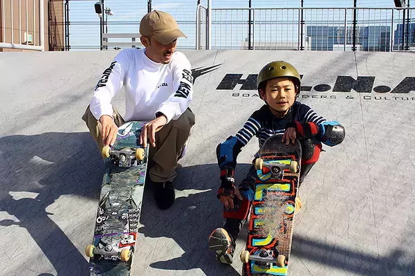 「東京2020オリンピック新種目スケボーを体感！ スケートボーダーへの近道はお台場スケートパーク「H.L.N.A SKYGARDEN」にあった！」の画像