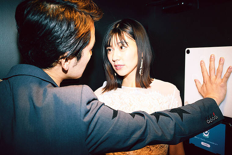 息きれいにして壁ドン！ 初対面の小柳津林太郎と渡辺早織が挑戦＿4月15日まで体験OK、手がけたのはあのリステリン