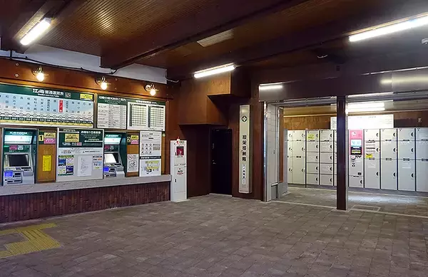 「新しくなった 江ノ電 江ノ島駅、きれいなトイレにロッカーやベンチ」の画像