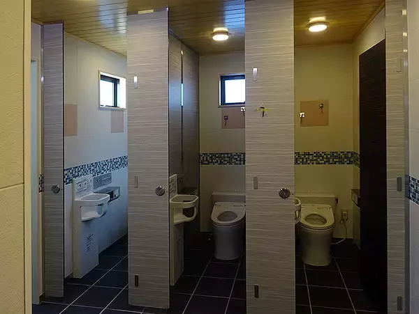 「新しくなった 江ノ電 江ノ島駅、きれいなトイレにロッカーやベンチ」の画像