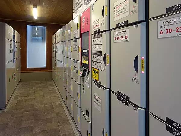 「新しくなった 江ノ電 江ノ島駅、きれいなトイレにロッカーやベンチ」の画像