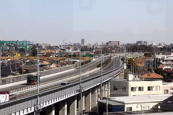 【クイズ】高速道路を上からまたぐこの路線は？