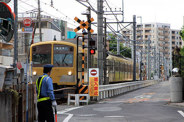 車幅ぎりぎりプロ技みせどころ踏切あり 国分寺駅のバス専用道 19年5月25日 エキサイトニュース