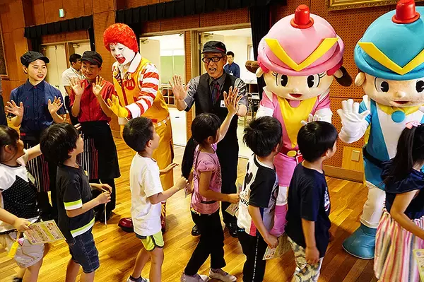 不安なことがあったらマクドナルド店舗に駆け込んで！ 円広志と子どもたちが大阪市立城北小学校で防犯安全教室