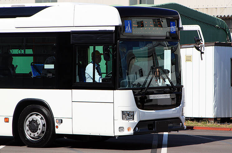 いすゞ日野共同開発 ハイブリッド連節バスの名称や価格が明らかに