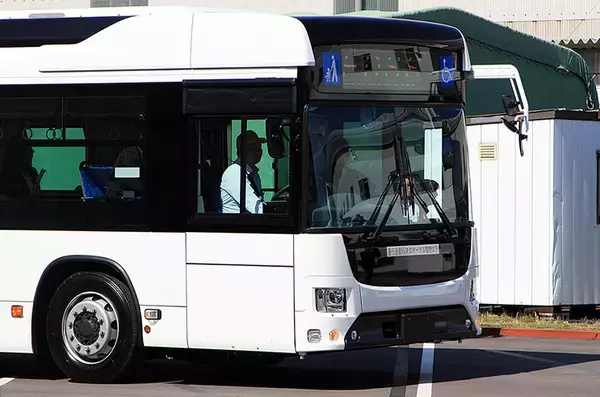 「いすゞ日野共同開発 ハイブリッド連節バスの名称や価格が明らかに」の画像