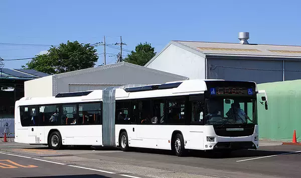 「いすゞ日野共同開発 ハイブリッド連節バスの名称や価格が明らかに」の画像