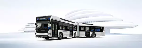 「いすゞ日野共同開発 ハイブリッド連節バスの名称や価格が明らかに」の画像