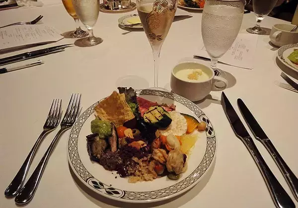 「本場アメリカLAスタイルで高感度ローストビーフ 「ロウリーズ・ザ・プライムリブ」恵比寿はこの夏3000円台から」の画像