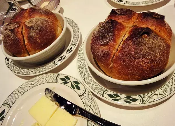 「本場アメリカLAスタイルで高感度ローストビーフ 「ロウリーズ・ザ・プライムリブ」恵比寿はこの夏3000円台から」の画像