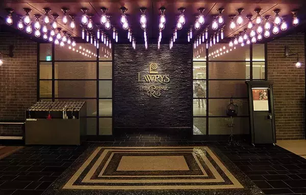 「本場アメリカLAスタイルで高感度ローストビーフ 「ロウリーズ・ザ・プライムリブ」恵比寿はこの夏3000円台から」の画像