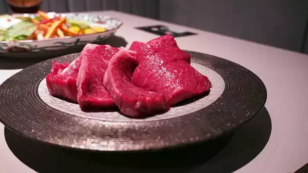 「黒毛和牛 熟成肉専門店「Salon de Aging Beef」そのハイエンド焼肉レストランが銀座に＿贅沢で至福な時間を」の画像