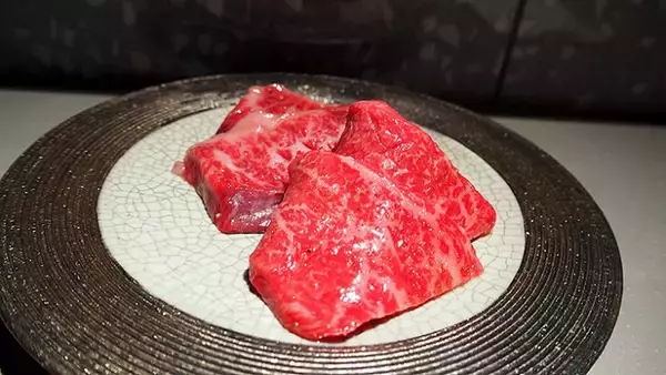 「黒毛和牛 熟成肉専門店「Salon de Aging Beef」そのハイエンド焼肉レストランが銀座に＿贅沢で至福な時間を」の画像