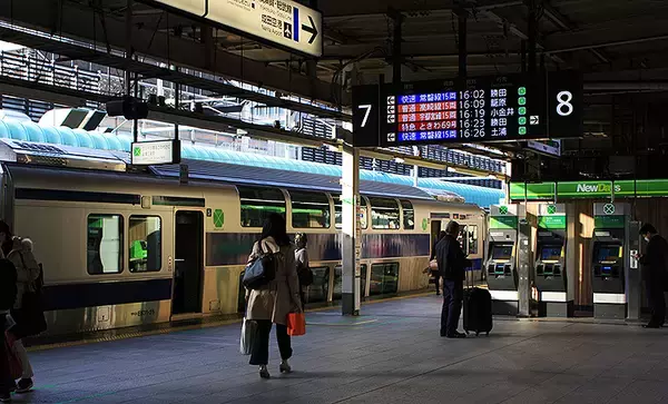 「JR東日本普通列車グリーン車、10/1からグリーンアテンダントの制服刷新」の画像