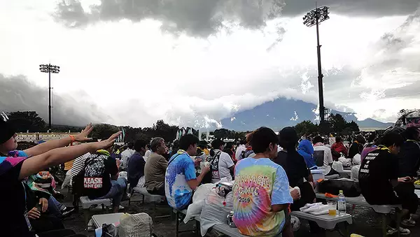 「【SWEET LOVE SHOWER 2019】マキシマムザホルモン好き親子にまったり女子3人組＿みんなのハッピーな笑顔」の画像