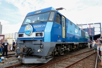 貨物の人気機関車「ブルーサンダー」と「金太郎」がお出迎え！